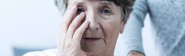 Worried senior woman — Stock Photo, Image