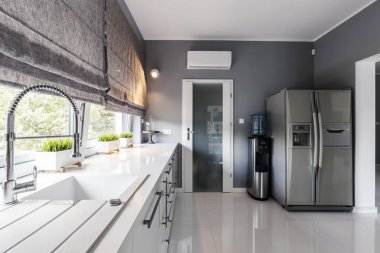 Büyük pencereler ile modern mutfak