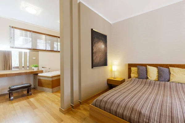 Schlafzimmer mit großem Bett — Stockfoto