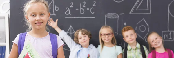 幸せな学校の女の子とグループ コンテンツの子と黒板の — ストック写真