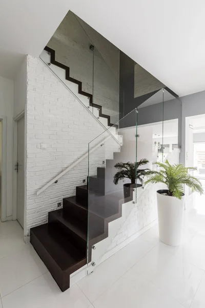 Flur mit eleganter Treppe — Stockfoto