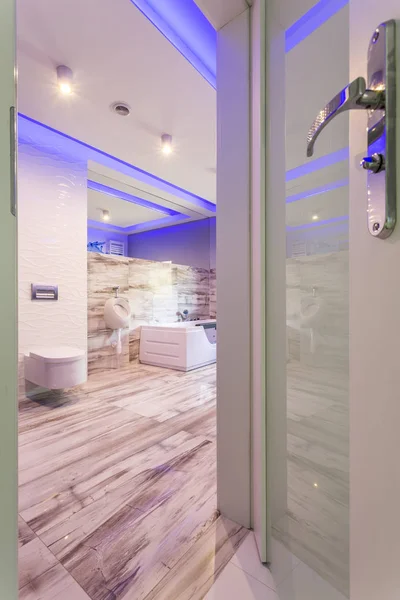 现代的和明亮的浴室内 — 图库照片