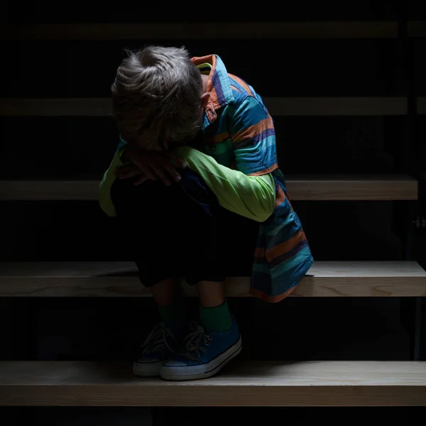Yalnız korkmuş çocuk ağlıyor — Stok fotoğraf