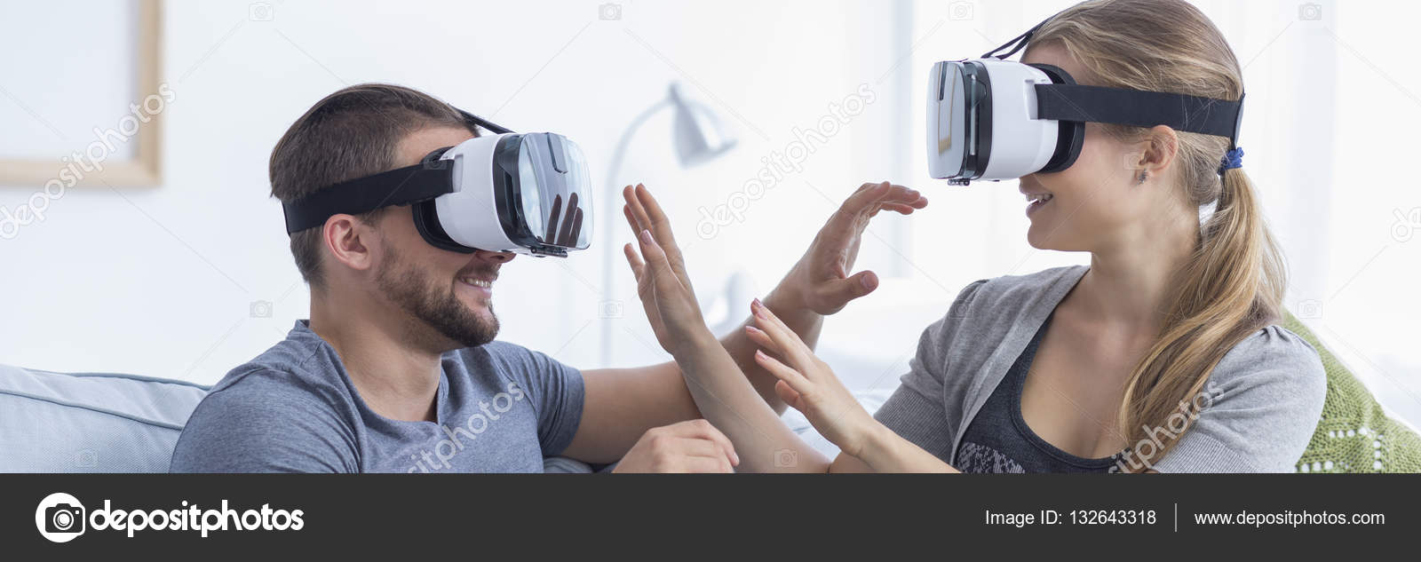 очки виртуальной реальности microsoft hololens 2. очки виртуальной реальности на человеке. сестра в виртуальных очках. сестра в виртуальных очках. сестра в виртуальных очках.