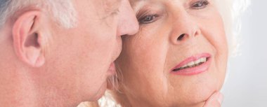 Yaşlı adam karısına fısıldayan