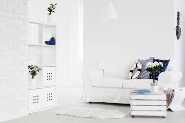 Masa ve koltuk parlak Oda