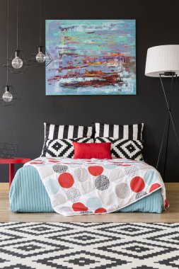 Siyah bir yatak odasında yatak