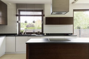 Beyaz kabine modern mutfak