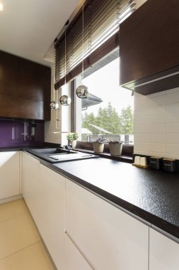 Karanlık mutfak ile mutfak köşesi