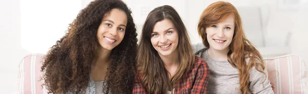 Tre belle amiche sorridenti della scuola — Foto Stock