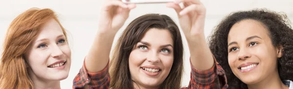 Amigos sonrientes tomando fotos de teléfonos inteligentes — Foto de Stock