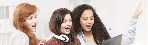 Flickvänner sjunger karaoke från laptop — Stockfoto