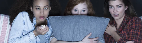 Meninas aterrorizadas assistindo filme assustador — Fotografia de Stock