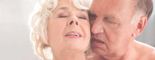 Pessoas mais velhas enfrentam em êxtase — Fotografia de Stock