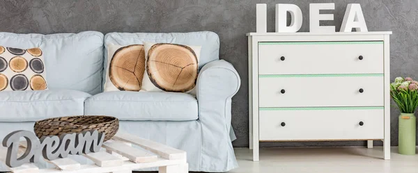 Интерьер с диваном и комодом — стоковое фото