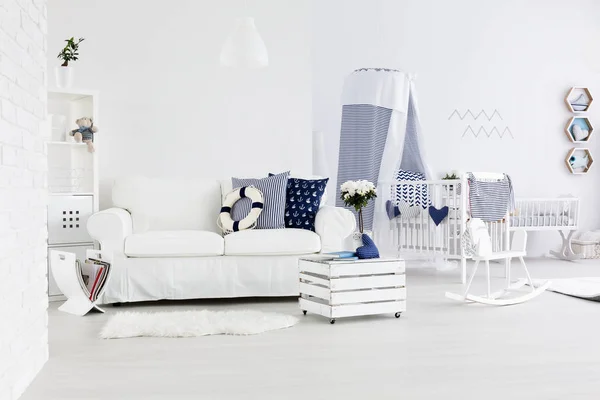 Zimmer mit Sofa und Babybett — Stockfoto