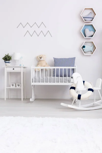 Минималистская детская комната с колыбелью — стоковое фото
