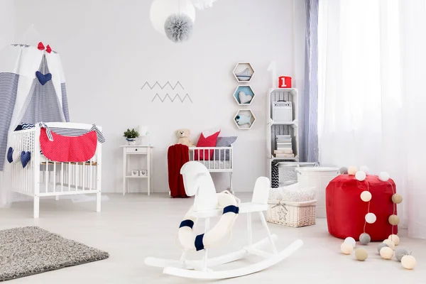 Baby kamer met sterke kleuraccenten — Stockfoto