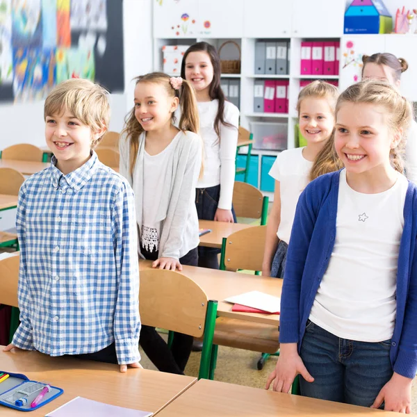 Kinder stehen an Schulbänken — Stockfoto