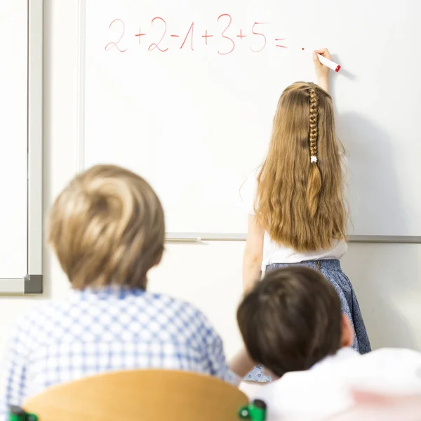 Mädchen schreibt während des Unterrichts an Bord — Stockfoto