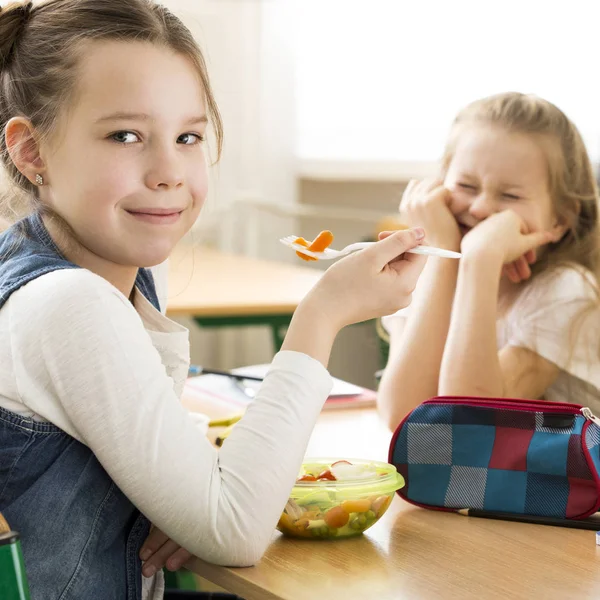 Girls eating lunch in primary school — Stock Photo, Image