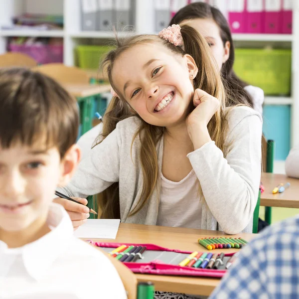 Χαμογελαστό κορίτσι κατά τη διάρκεια του μαθήματος — Φωτογραφία Αρχείου