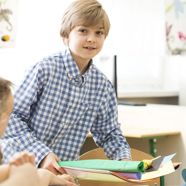 Kleiner Junge bereitet bunte Papiere vor — Stockfoto