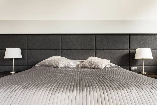 Letto con copriletto satinato — Foto Stock