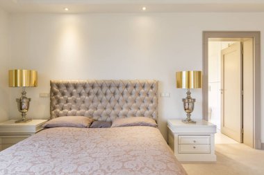 Şık yatak odası ile yatak