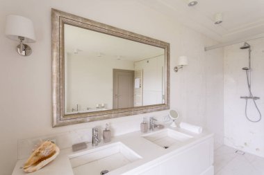 Büyük ayna ile minimalist banyo