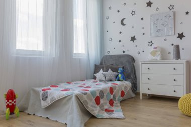 Uzay temalı yatak odasında yatak