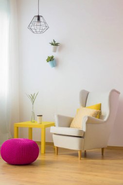 Oturma odası beyaz duvarlı