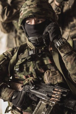 Maskeli silahlı askerler savaşta
