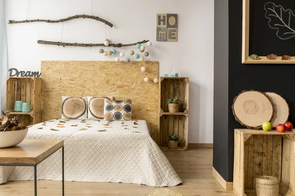 Chambre confortable en bois — Photo