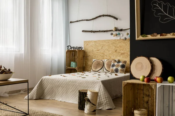 Slaapkamer met houten accessoires — Stockfoto