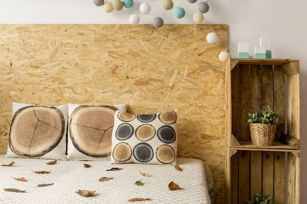 침대와 나무 상자 — 스톡 사진