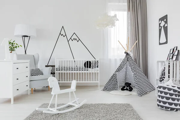 Kind kamer met witte meubels — Stockfoto