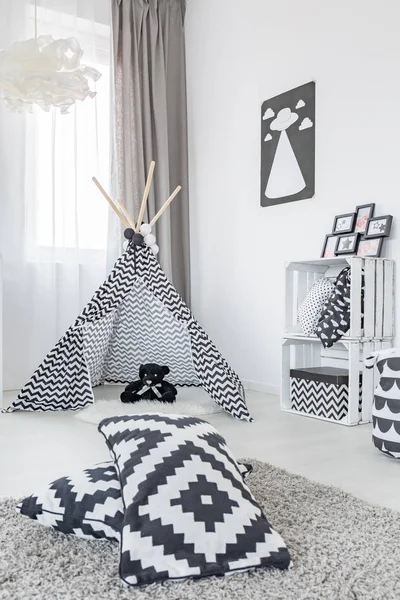 Zimmer mit Spielzelt — Stockfoto
