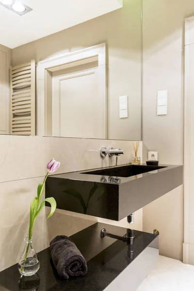 Badkamer met donkere wastafel en spiegel — Stockfoto