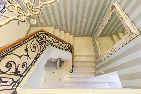 Escaleras con barandilla decorativa — Foto de Stock