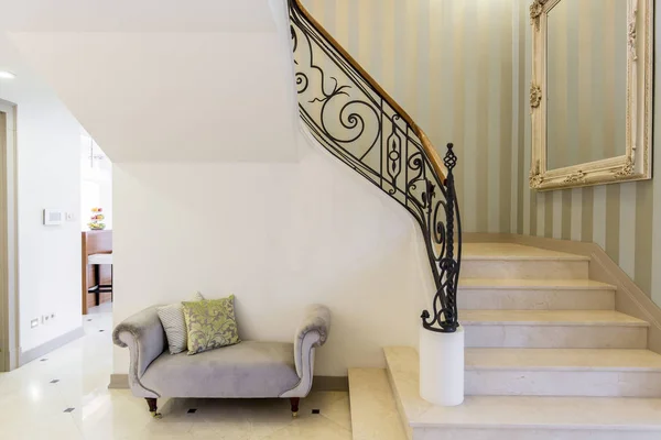 Escalier élégant avec balustrade décorative — Photo