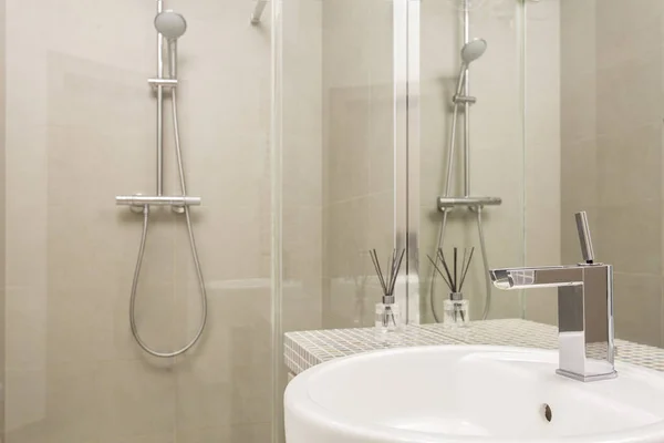 Salle de bain beige avec douche en verre — Photo