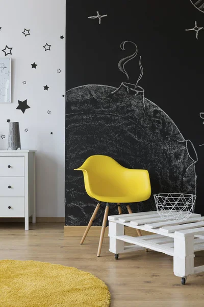 Quarto com parede de chalkboard — Fotografia de Stock