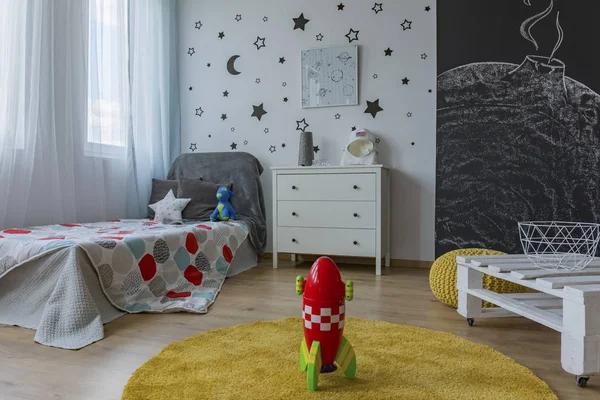 Speelgoed raket in de ruimte slaapkamer — Stockfoto