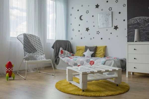 Weiß, grau und gelb Schlafzimmer — Stockfoto