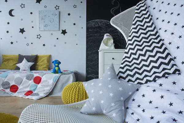 Bir şekilde dekore edilmiş uzay yatak odası — Stok fotoğraf