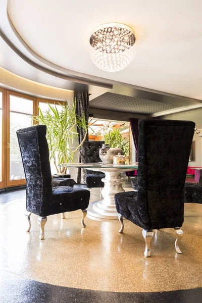 Intérieur extravagant avec chaises en velours — Photo