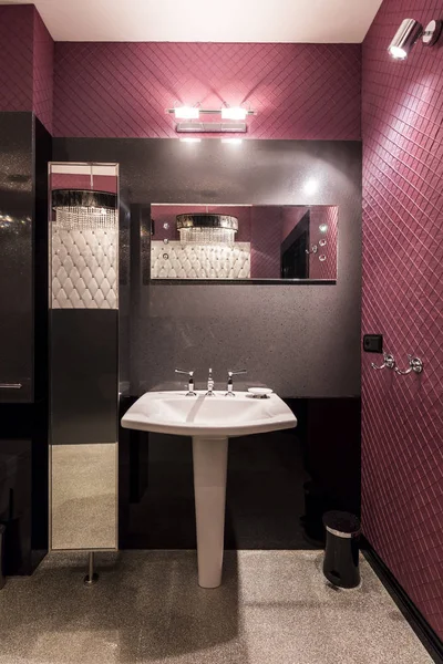 Beyaz karanlık banyo lavabo — Stok fotoğraf