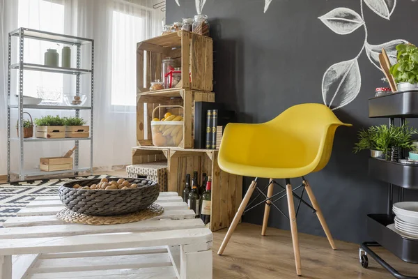 Habitación con muebles de paletas — Foto de Stock