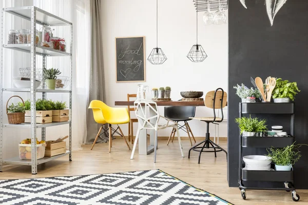 Sala de jantar aberta com mesa — Fotografia de Stock